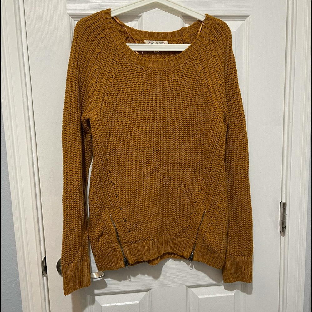 Mustang color sweater